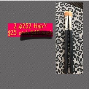 2 #252 flat shader brushes by  MAC COSMETICS